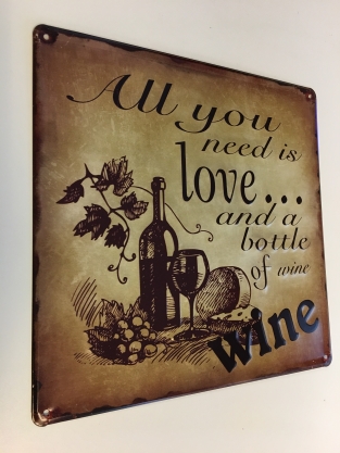 Mooi metalen schild met passende tekst: Love ...bottle of wine